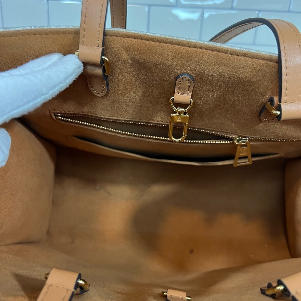 Louis Vuitton Jacquard 1854 Onthego MM in Creme - Picture 9 of 12